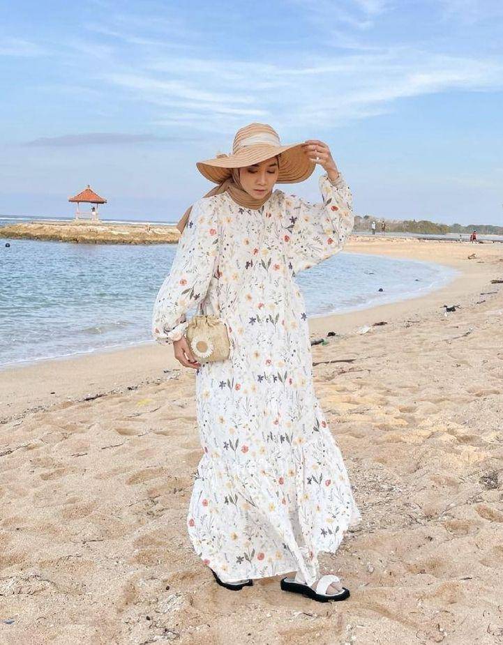 Styling topi pantai (instagram.com/meiraniap)