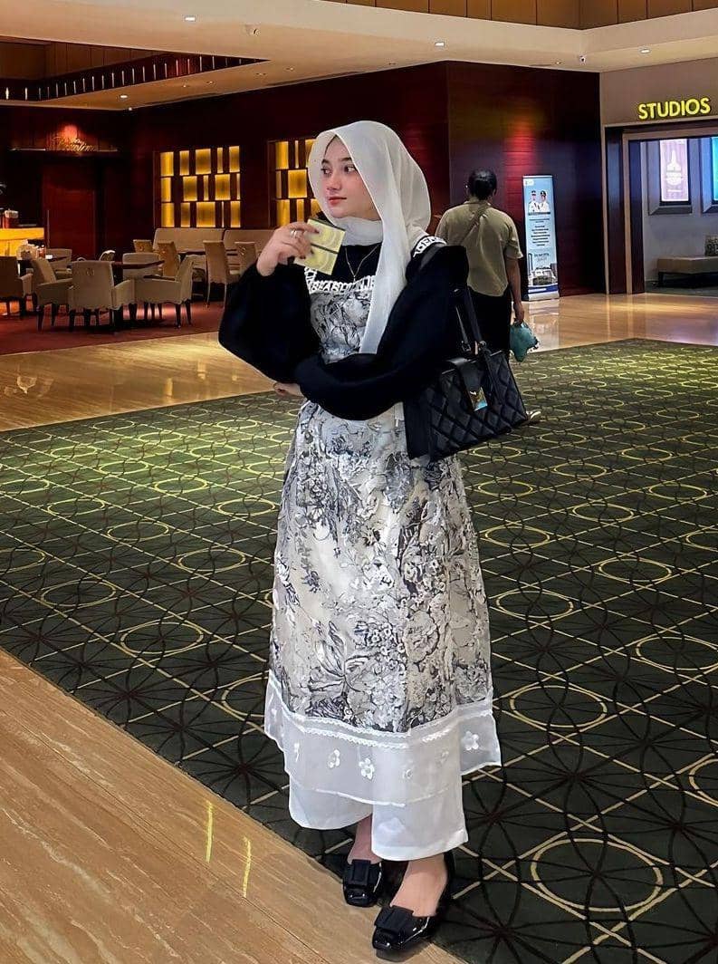 Dress motif monokrom (instagram.com/tiasantika09)