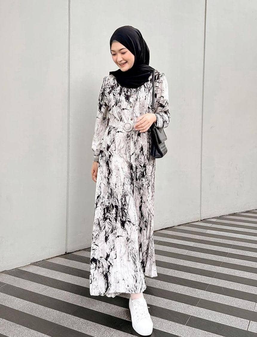 Dress motif monokrom (instagram.com/saritiw)