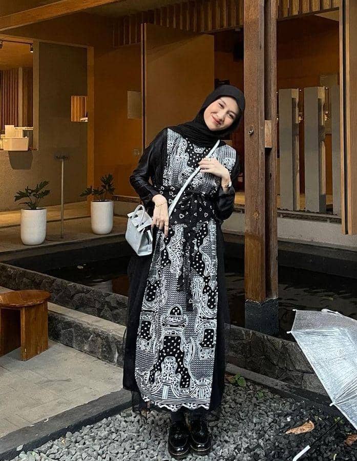 Dress motif monokrom (instagram.com/inasrana)