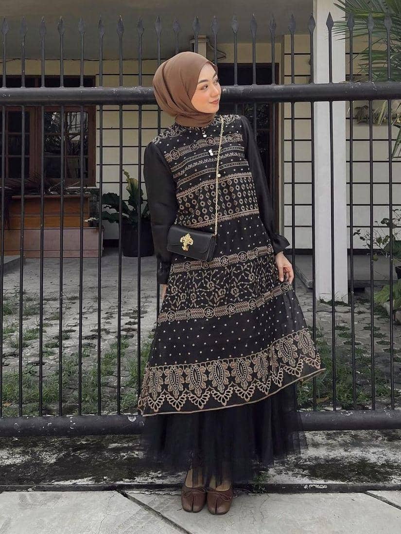 Dress motif monokrom (instagram.com/meiraniap)