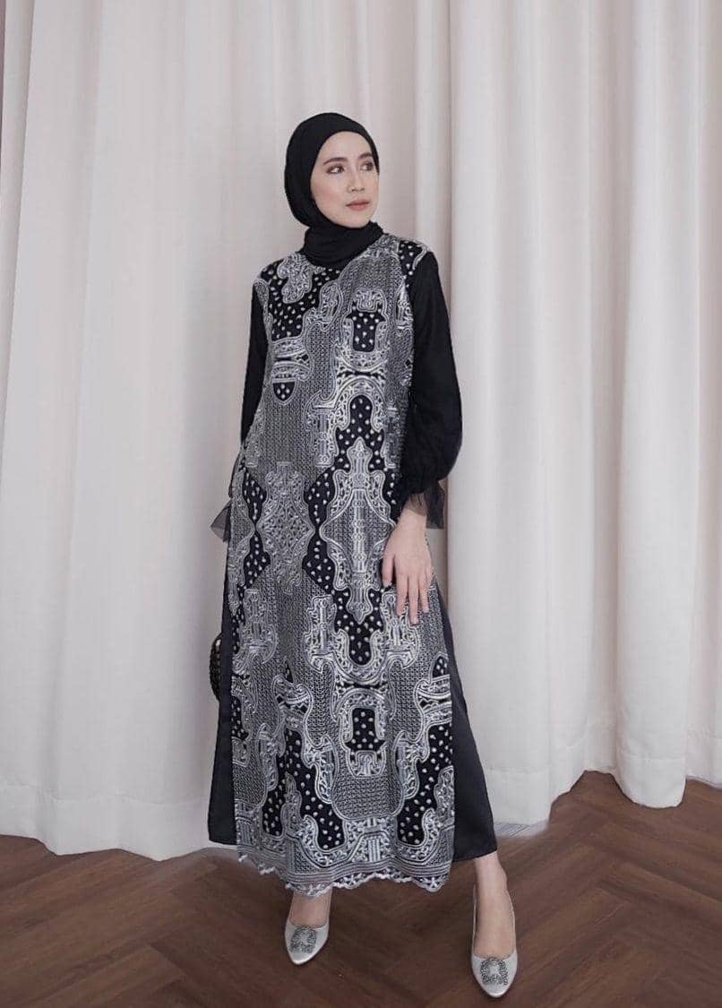 Dress motif monokrom (instagram.com/ameliaelle)