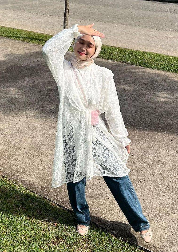Atasan lace dan jeans (instagram.com/nasariastri)