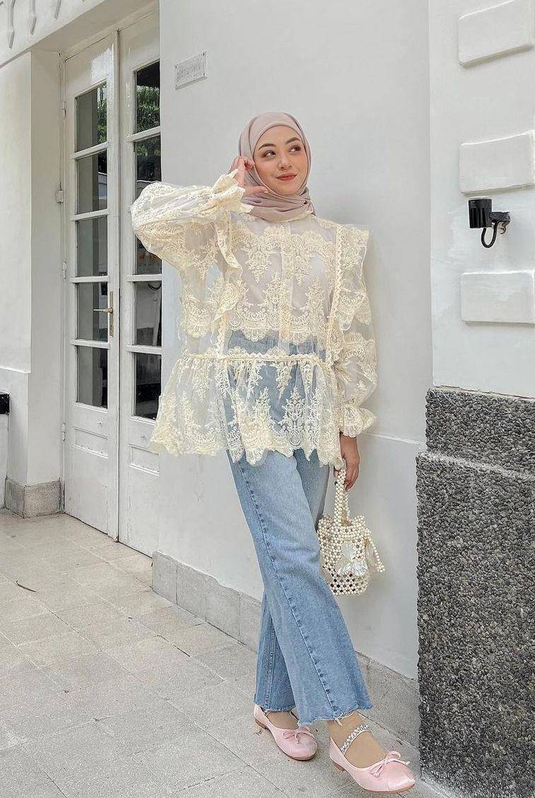 Atasan lace dan jeans (instagram.com/meiraniap)