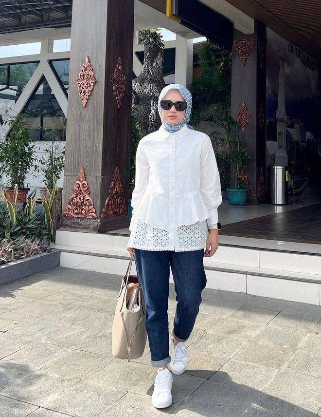Atasan lace dan jeans (instagram.com/analisa.widyaningrum)
