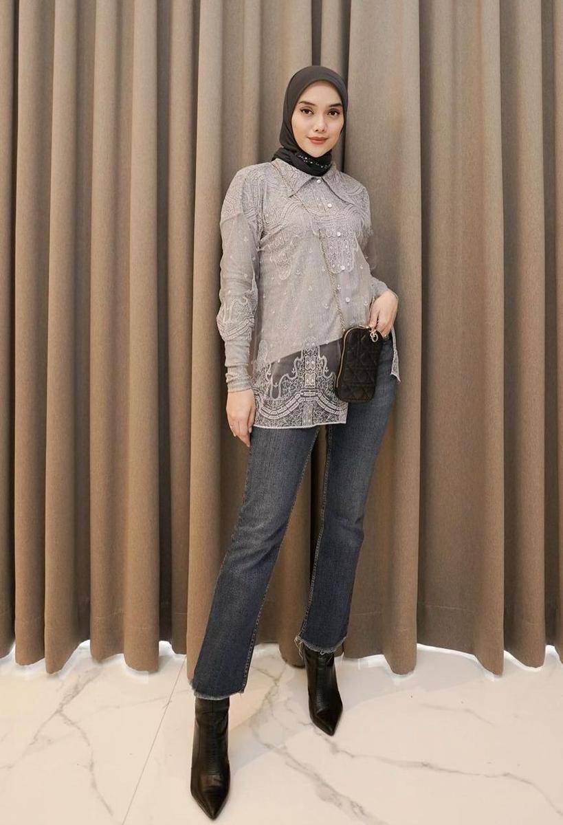 Atasan lace dan jeans (instagram.com/tiqasya)