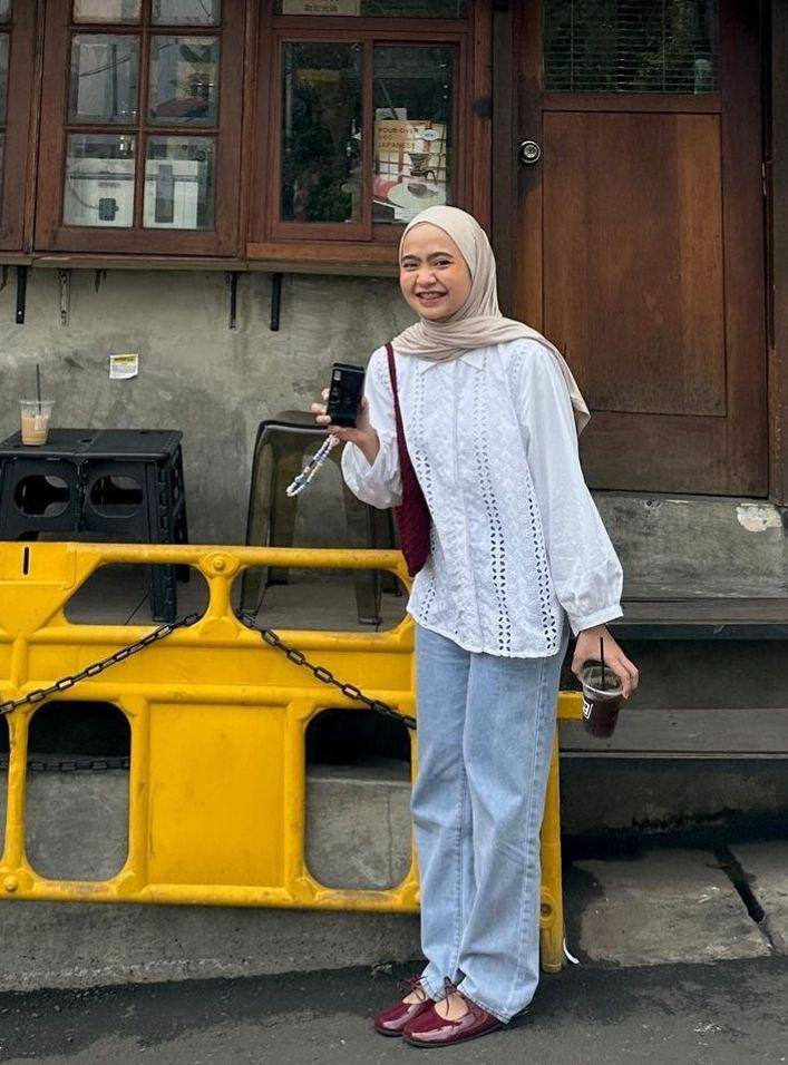 Atasan lace dan jeans (instagram.com/maryamnurul)