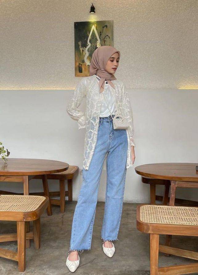 Atasan lace dan jeans (instagram.com/vinamaulina)