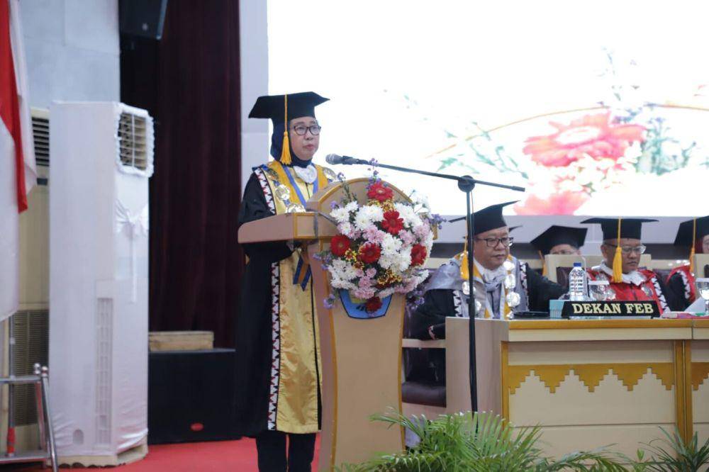 Rektor Unila Prof Lusmeila dalam acara Wisuda periode VI di Gedung Serba Guna Unila (Official Unila)