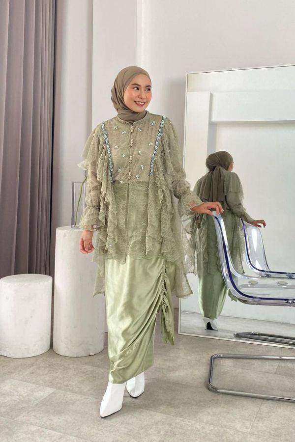 kebaya payet sage green (instagram.com/clymontinesakianto)