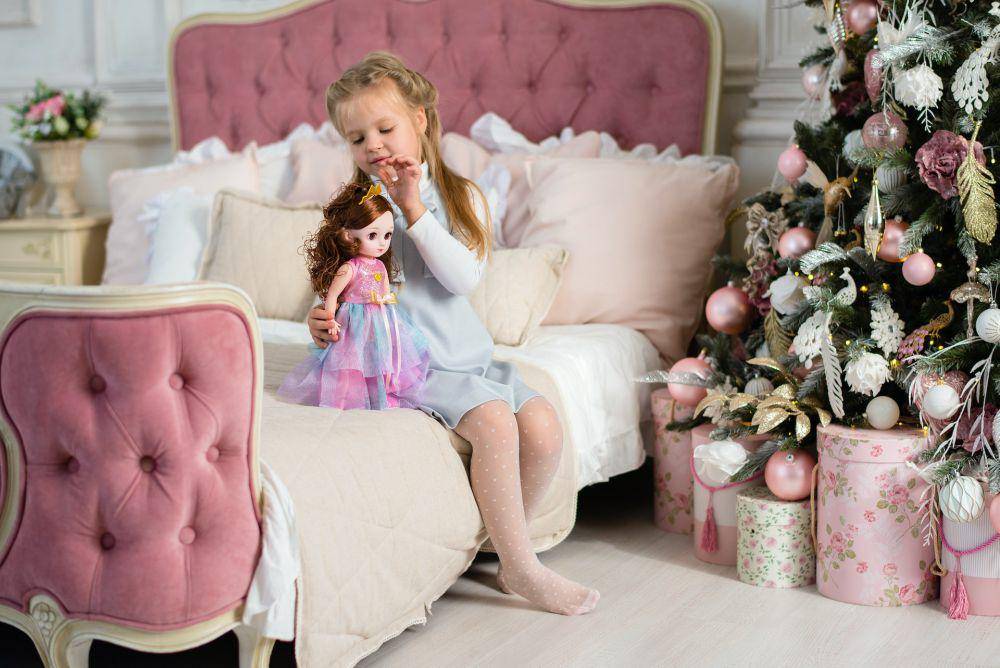 ilustrasi anak perempuan bermain boneka(pexels.com/Polesie Toys)