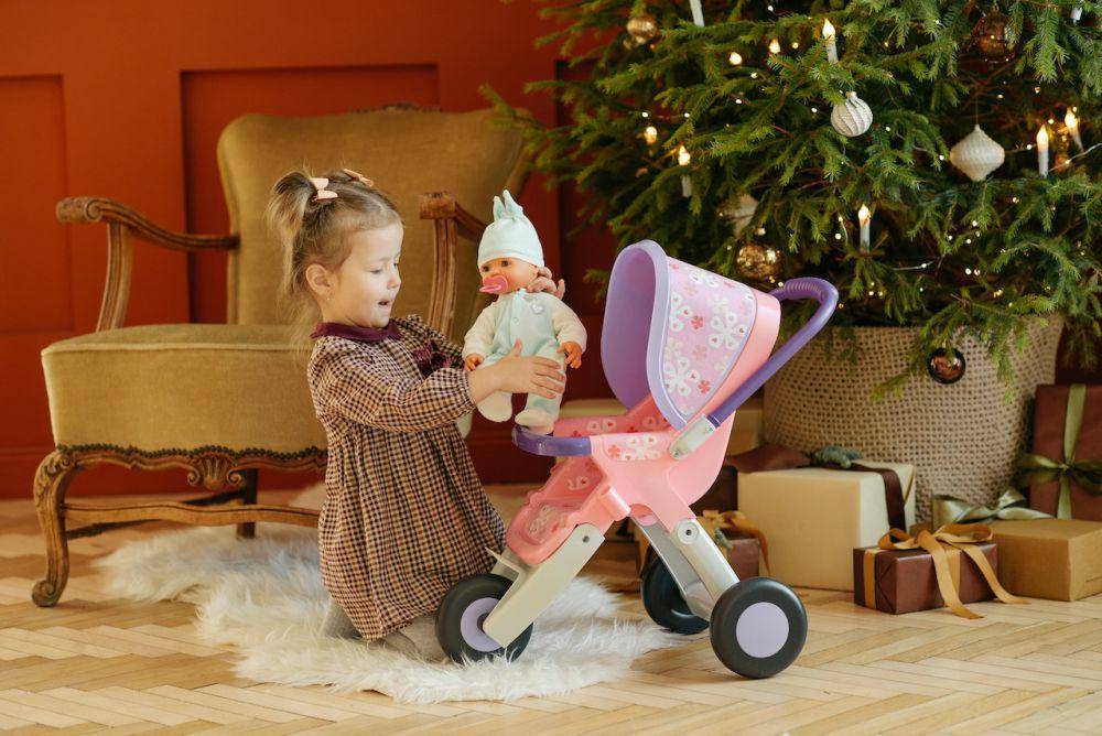 ilustrasi anak perempuan bermain boneka(pexels.com/Polesie Toys)