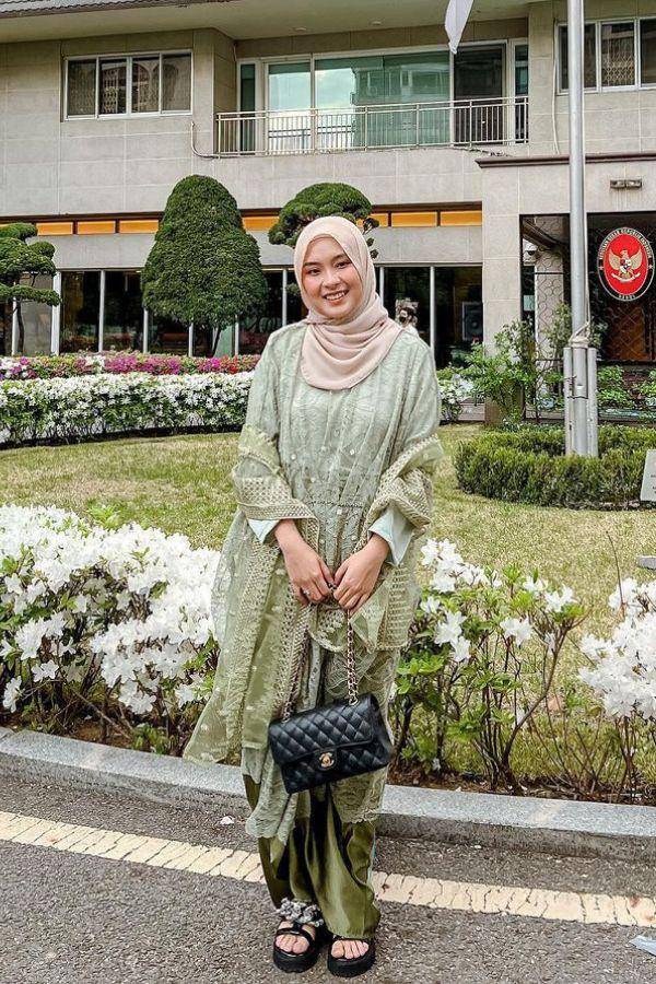kebaya dengan selendang (instagram.com/biancakartika)