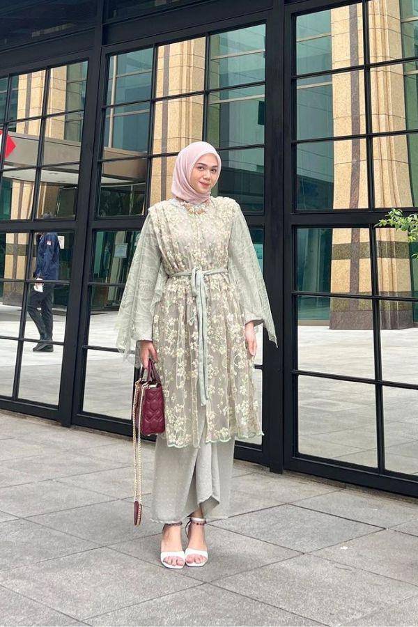 kebaya brokat dengan tali (instagram.com/alfisrg)