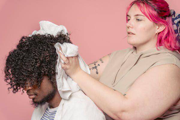ilustrasi menggosok rambut dengan handuk (pexels.com/John Diez)