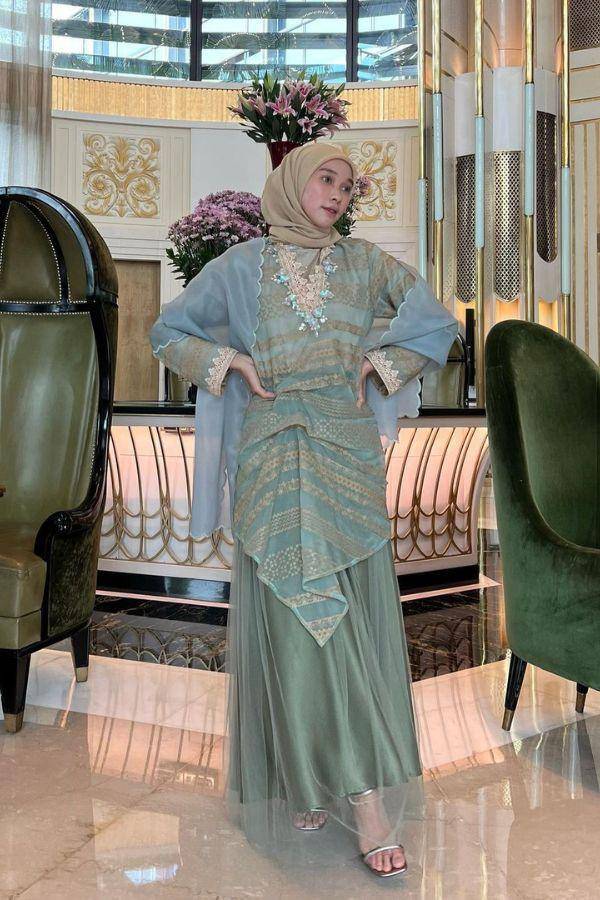 kebaya sage green simpel (instagram.com/nasariastri)