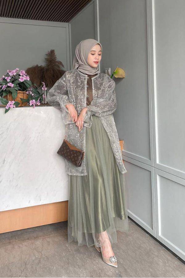 kebaya modern (instagram.com/vinamaulina)