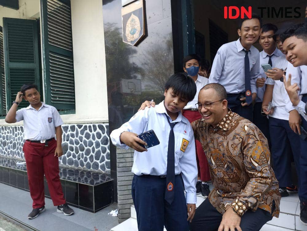 Anies Baswedan seusai mengunjungi SMPN 5 Yogyakarta, Senin (24/7/2023). (IDN Times/Herlambang Jati Kusumo)