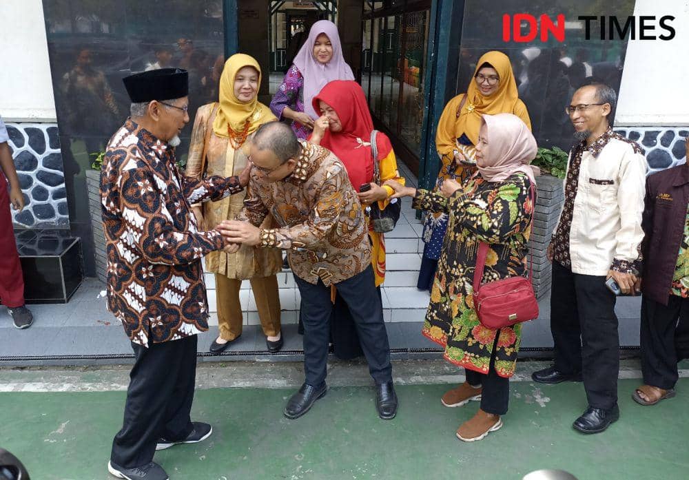 Anies Baswedan seusai mengunjungi SMPN 5 Yogyakarta, Senin (24/7/2023). (IDN Times/Herlambang Jati Kusumo)