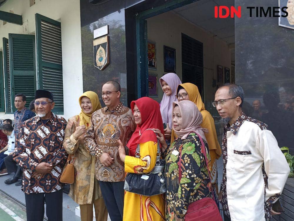 Anies Baswedan seusai mengunjungi SMPN 5 Yogyakarta, Senin (24/7/2023). (IDN Times/Herlambang Jati Kusumo)