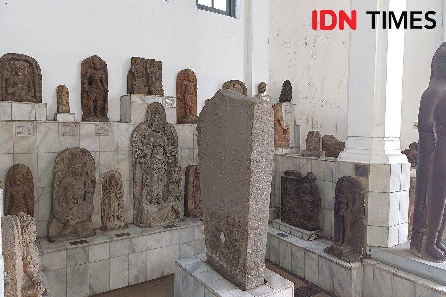 Ruangan arca di Museum Nasional, Jakarta (IDN Times/Dhiya Awlia Azzahra)