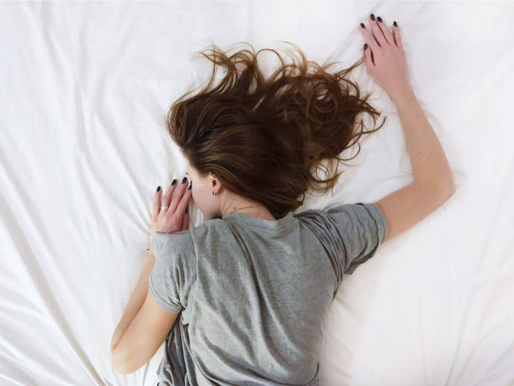 Wanita diatas kasur(unsplash.com/@entersge)