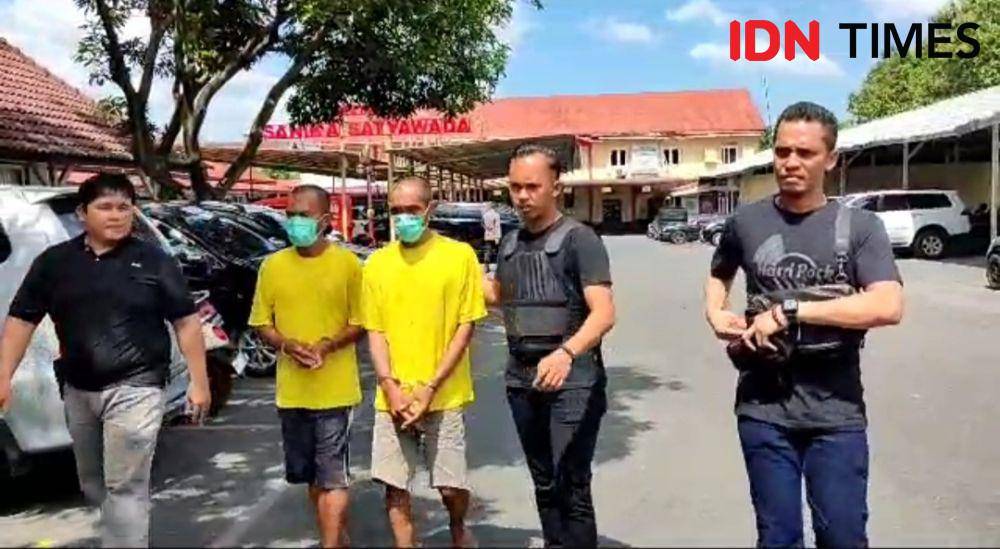 Petugas kepolisian mengapit dua pelaku pembunuh pacar (IDN Times/ Bambang Suhandoko)