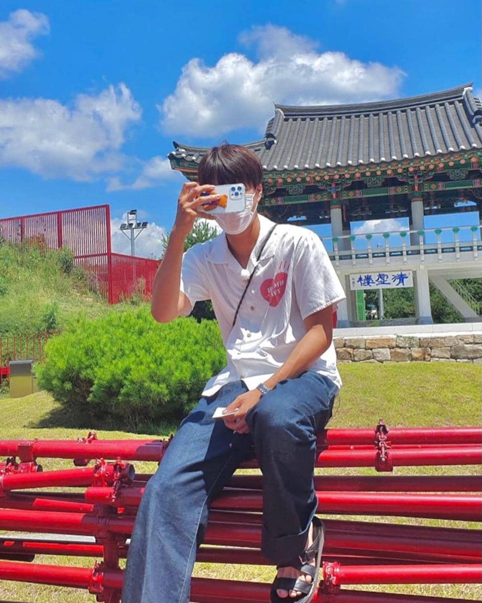 inspirasi outfit santai ala Kai EXO (instagram.com/zkdlin)