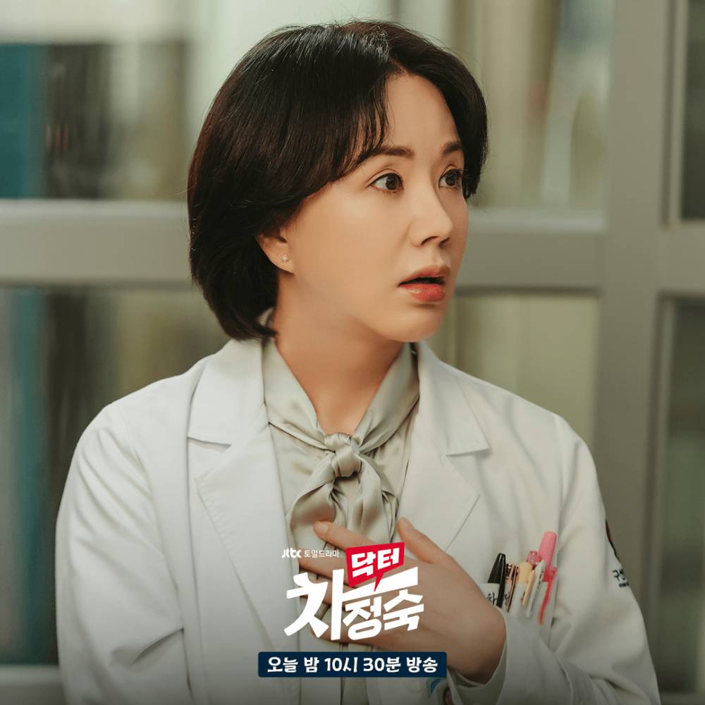 Uhm Jung Hwa di drama Doctor Cha (instagram.com/jtbcdrama)