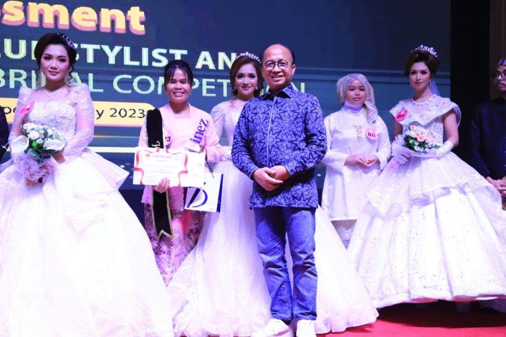 Sekretaris Jenderal Kementerian Ketenagakerjaan (Kemnaker), Anwar Sanusi, saat menghadiri acara uji kompetensi bidang tata rias pengantin di Aula KBRI Singapura, Minggu (23/7/2023). (Dok. Kemnaker)