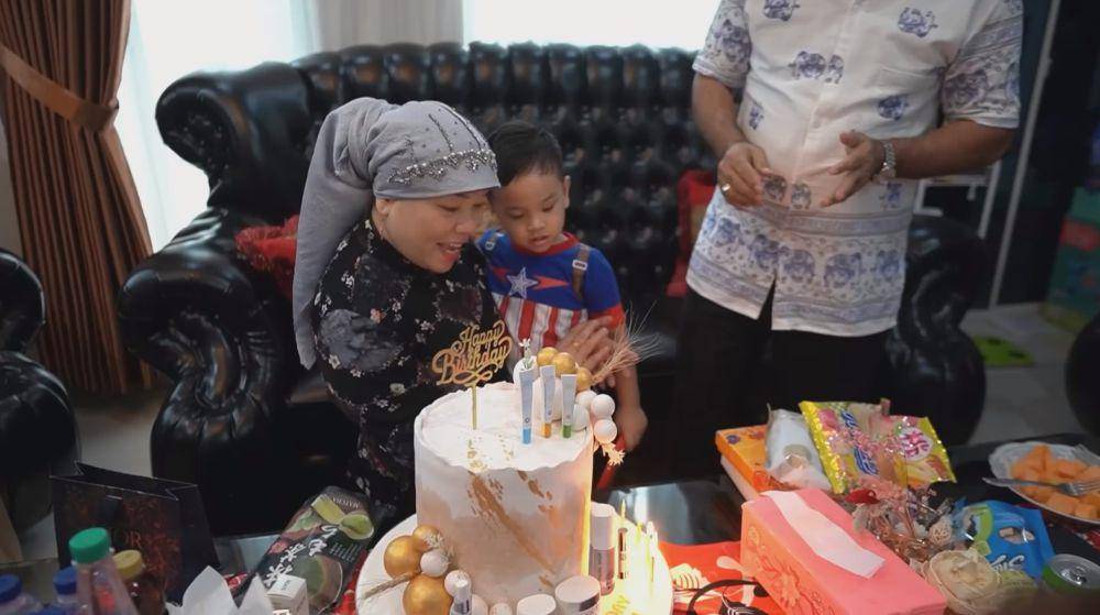 ulang tahun Oma Gala (YouTube.com/Mama Fuji)