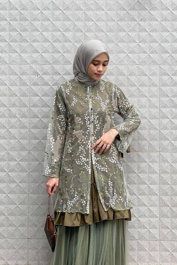 kebaya tunik rempel (instagram.com/vinamaulina)