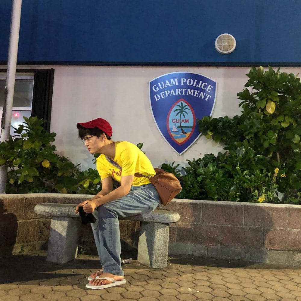 inspirasi outfit santai ala Kai EXO (instagram.com/zkdlin)