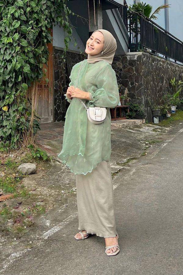 kebaya sage green untuk bumil (instagram.com/seviqfebinita)