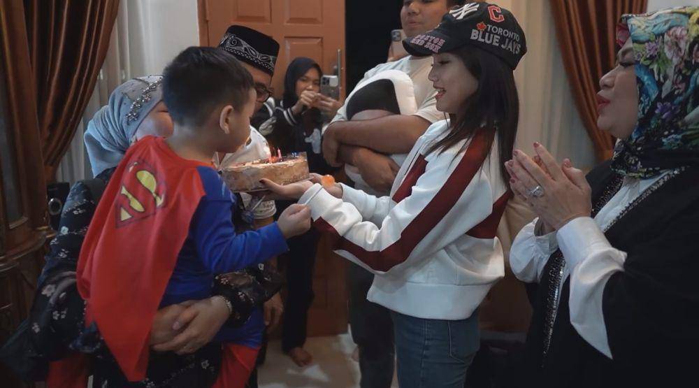 ulang tahun Oma Gala (YouTube.com/Mama Fuji)