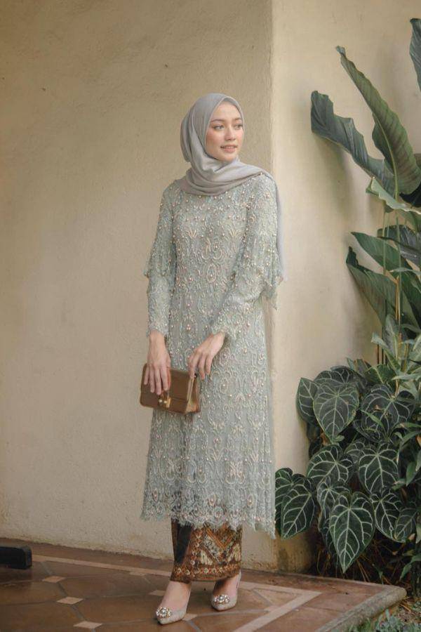 kebaya sage green (instagram.com/megaiskanti)