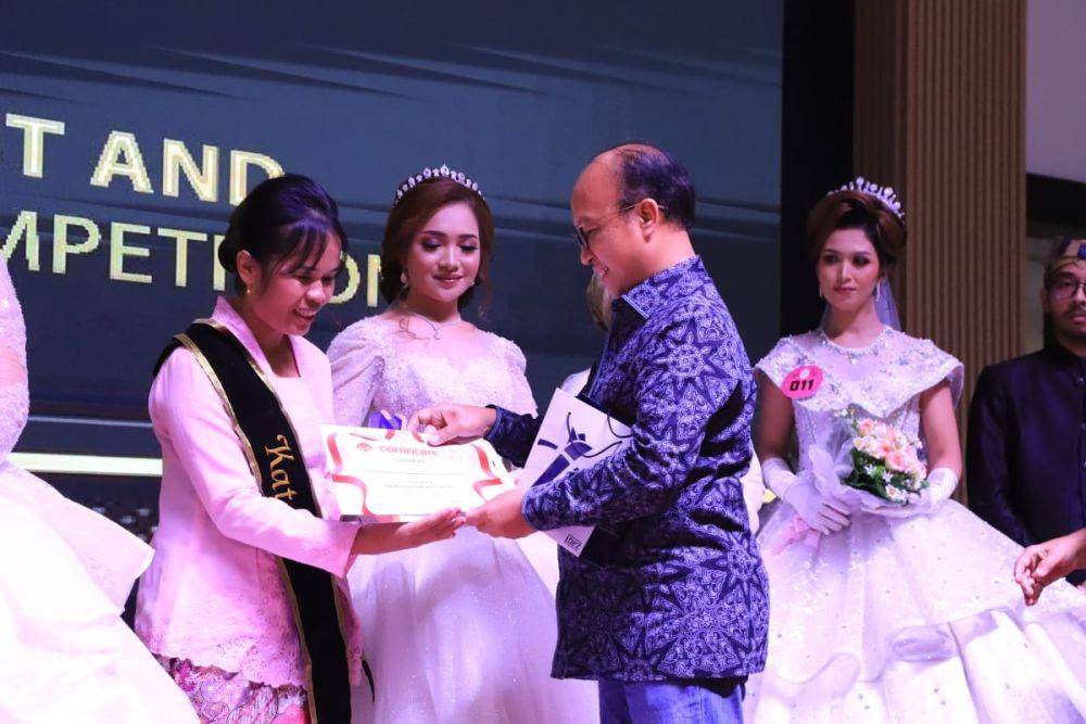 Sekretaris Jenderal Kementerian Ketenagakerjaan (Kemnaker), Anwar Sanusi, saat menghadiri acara uji kompetensi bidang tata rias pengantin di Aula KBRI Singapura, Minggu (23/7/2023). (Dok. Kemnaker)