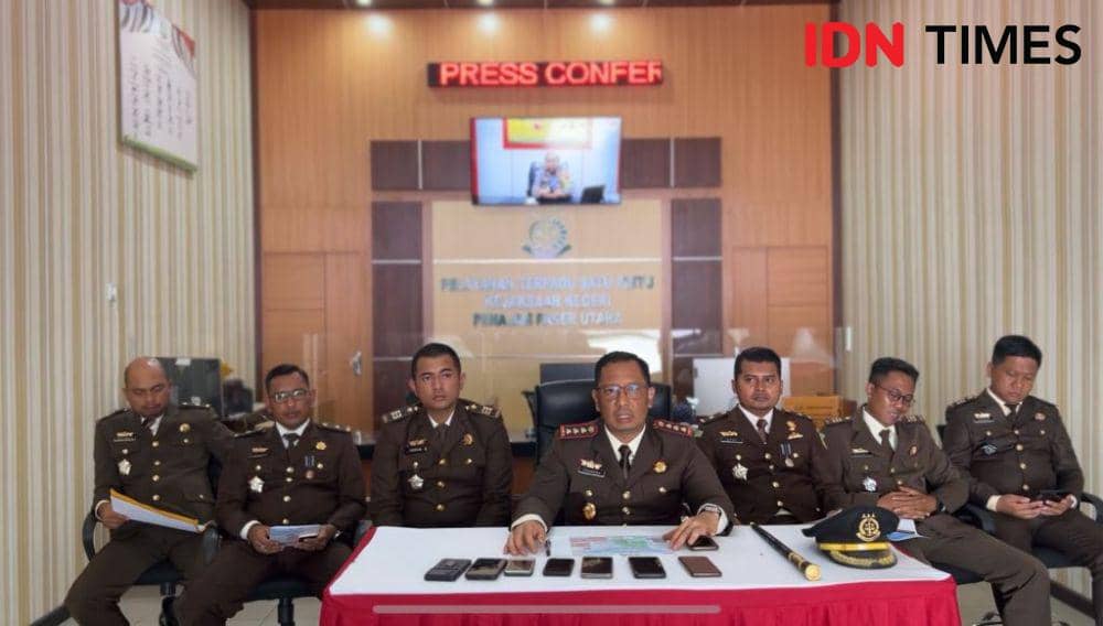 Kajari PPU, Agus Chandra beserta jajarannya saat berikan keterangan pers dugaan korupsi di pelabuhan Benuo Taka (IDN Times/Ervan)