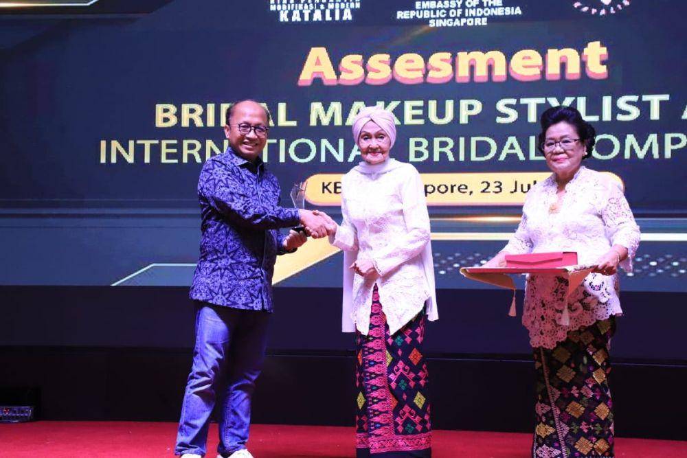 Sekretaris Jenderal Kementerian Ketenagakerjaan (Kemnaker), Anwar Sanusi, saat menghadiri acara uji kompetensi bidang tata rias pengantin di Aula KBRI Singapura, Minggu (23/7/2023). (Dok. Kemnaker)