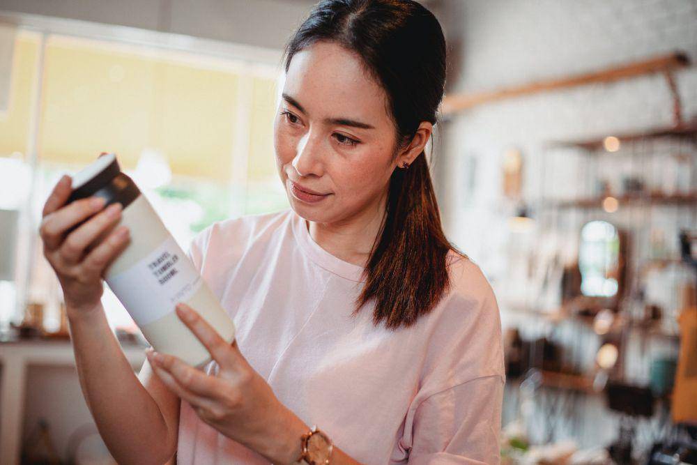 ilustrasi memegang produk conditioner (pexels.com/Sam Lion)