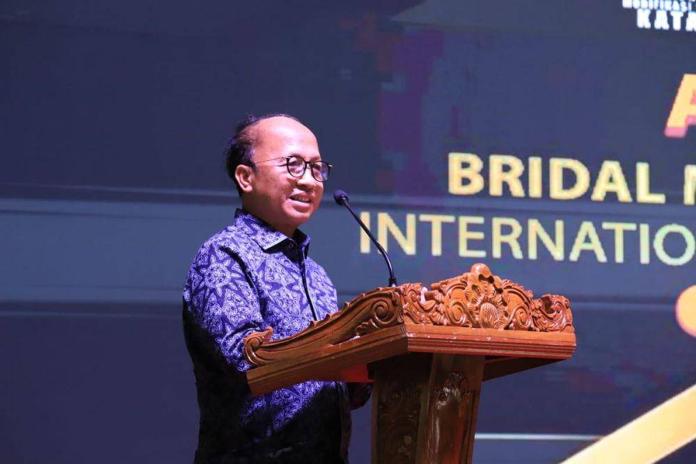 Sekretaris Jenderal Kementerian Ketenagakerjaan (Kemnaker), Anwar Sanusi, saat menghadiri acara uji kompetensi bidang tata rias pengantin di Aula KBRI Singapura, Minggu (23/7/2023). (Dok. Kemnaker)