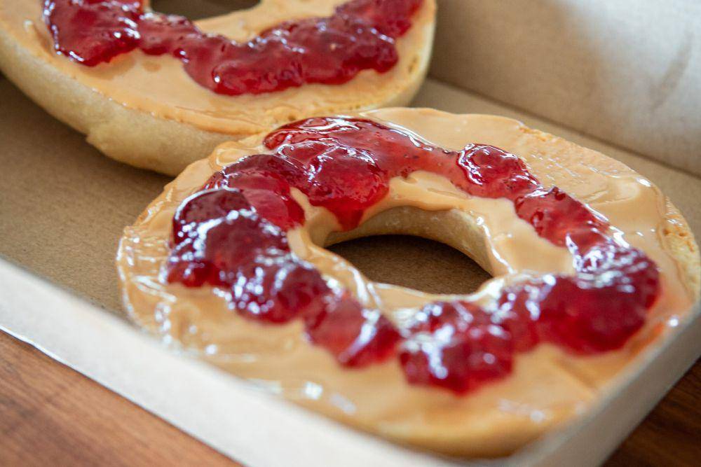Bagel dengan isian selai (unsplash.com/Douglas Bagg)