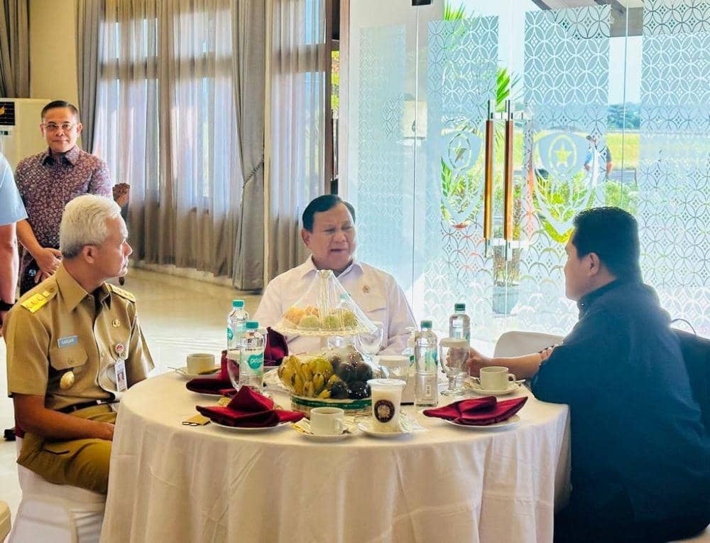 Gubernur Jateng Ganjar Pranowo, Menhan Prabowo Subianto dan Menteri BUMN Erick Thohir tengah berbincang bersama. (Twitter/Erick Thohir)