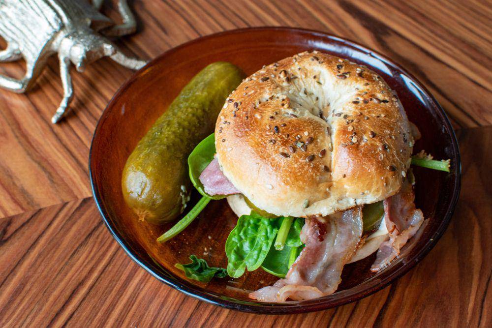 Bagel dengan acar (unsplash.com/Guillaume Coué)