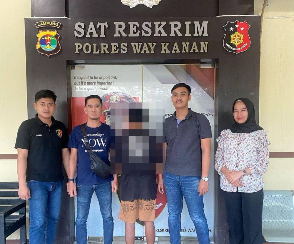 Tampang R, ayah perkosa anak kandung di Way Kanan hingga hamil dan trauma saat diamankan petugas kepolisian. (Dok. Polres Way Kanan).