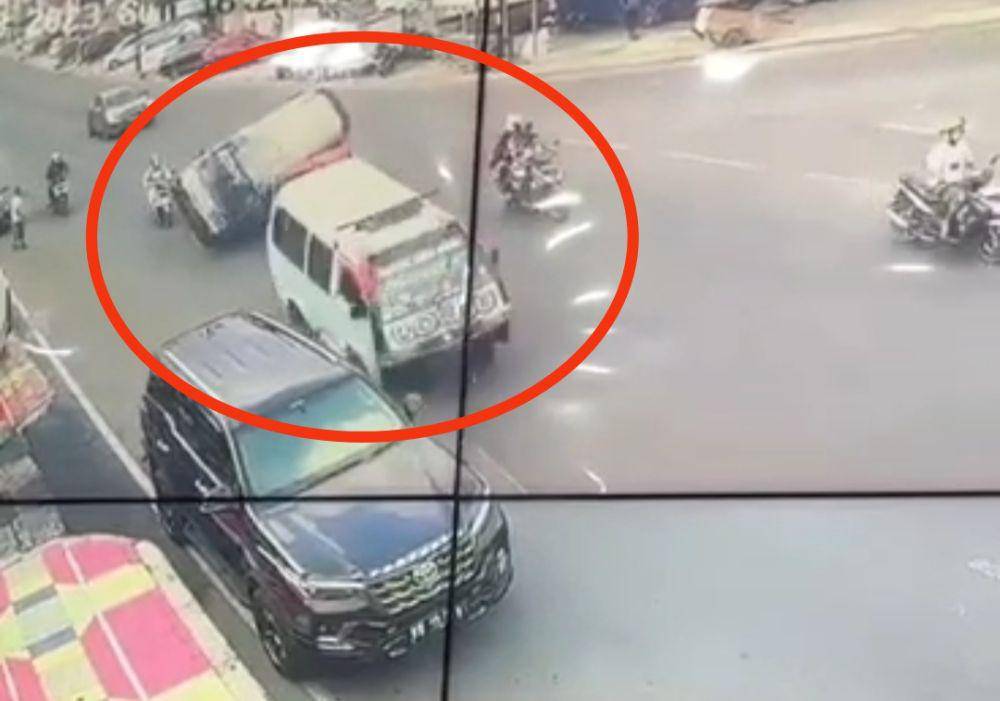 Momen kecelakaan 2 angkot Bandar Lampung adu balap di jalan protokol hingga terguling. (IDN Times/Istimewa.)