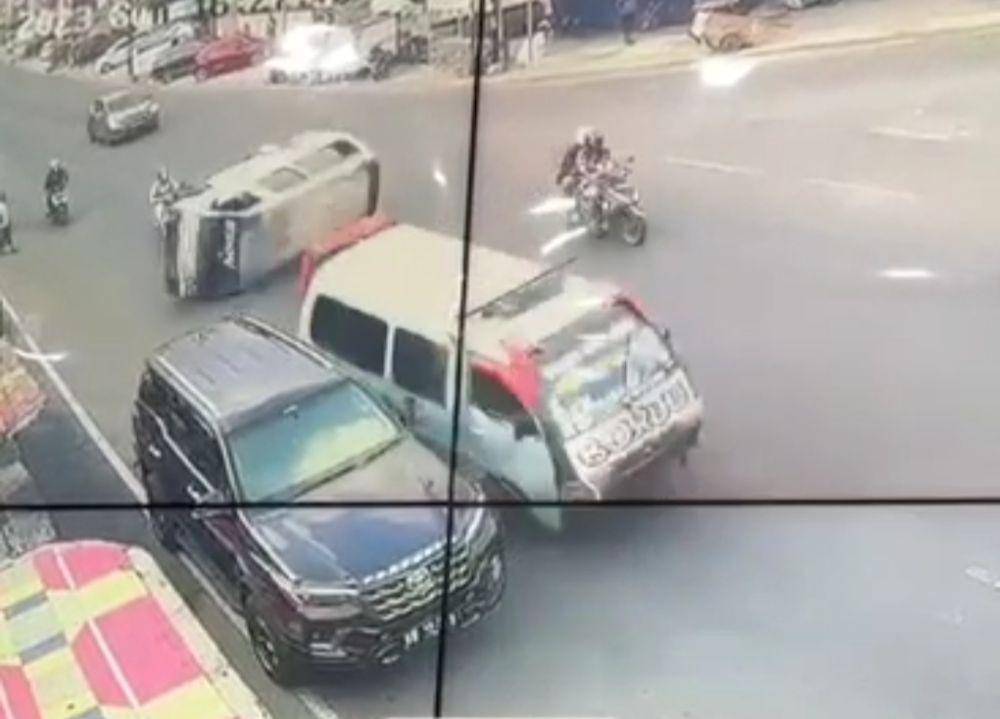 Momen kecelakaan 2 angkot Bandar Lampung adu balap di jalan protokol hingga terguling. (IDN Times/Istimewa.)