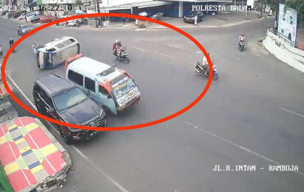 Sopir Angkot Adu Balap lalu Mobil Terguling Terpengaruh Alkohol