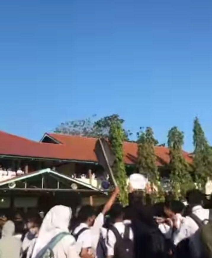 Aksi unjuk rasa ratusan siswa SMAN 1 Masbagik. (dok. Istimewa)