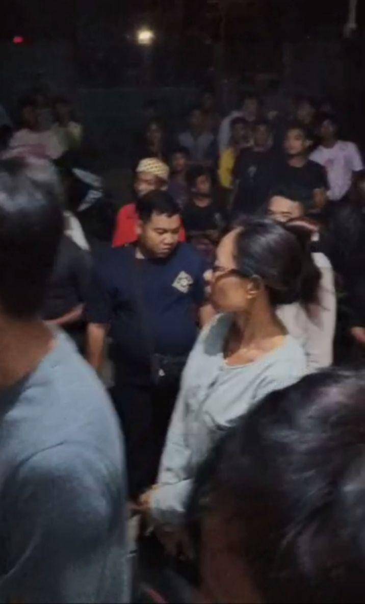 Warga Desa Kayangan mendatangi Posko KKN mahasiswa Unram. (dok. Istimewa)